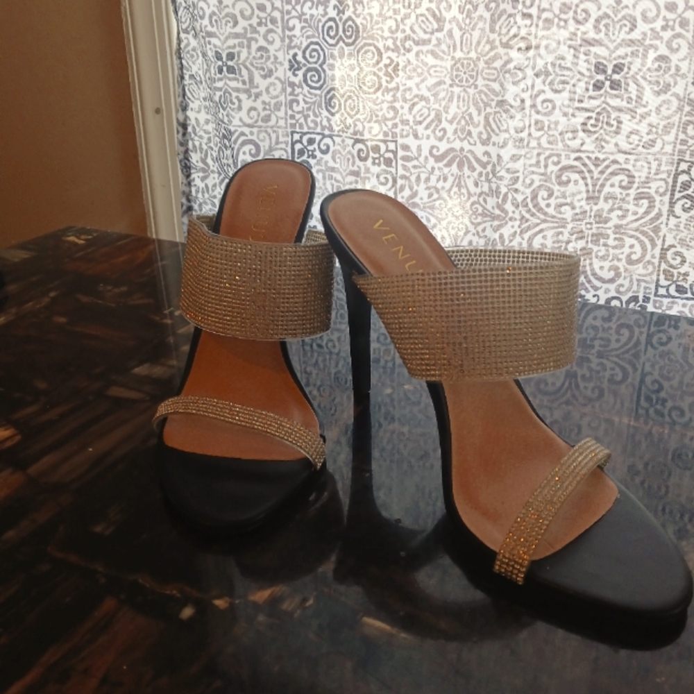 VENUS Black and Gold Heels Modern Design